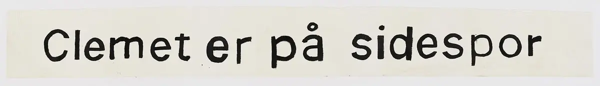 Banner frå arkivet til Norsk Målungdom. To bilete av eitt banner. På banneret står teksten: "Clemet er på sidespor". Det er truleg at banneret har vore i bruk under ein aksjon for Norsk Målungdom.
