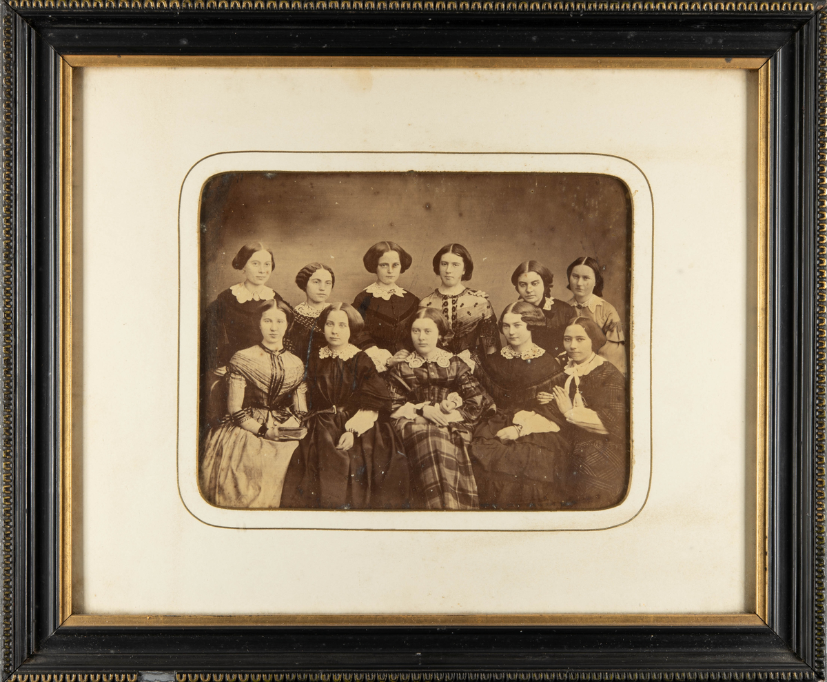 Gruppeportrett. 11 kvinner