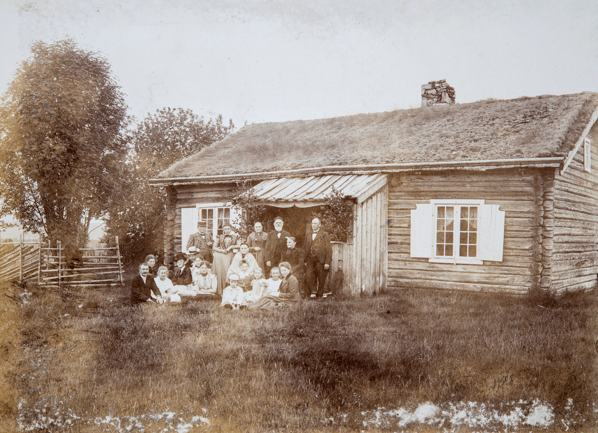 Elverum, Ihlen, Søbakken søndre, Tingstua, bryggerhus, lensmannsgård, fløtningsinspektør Peter Simonsen (1838-1911) kjøpte Ihlen i 1895, sogneprest Peter Olaus Strømme (1837-1901) og Louise Strømme (1838-1917) født Irgens, med familie leier huset for sommeropphold,