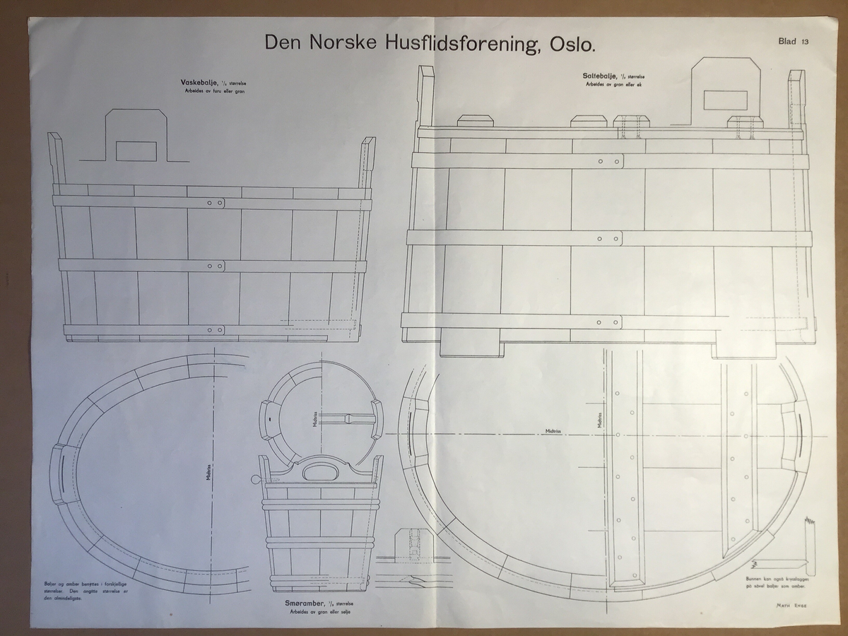 Ark med arbeidsteikning til bruk i undervisning. Dette eksemplaret viser; Vaskebalje, saltebalje og smøramber.
Denne arbeidsteikninga er lik SF.013425-16, men dette er eit nyare opplag.
Del av mappe med arbeidsteikninar brukt i undervisninga.  Mappa inneheld  teikningar av ulike kjøkengjenstandar som til dømes hyller, kjevler og krakk. Opprinneleg har det vore 13 ark med teikningar men det vantar nokre av dei originale.  Det er og lagt til nyare  og eldre ark med teikningar i mappa. Nokre av arka som er i mappa pr no er eldre utgåver som nok har vore i ei eiga mappe opprinneleg. Desse er merka med Den Norske Husflidsforening Christiania og er teikningar av  ulike verktøy.
Mappa inneheld totalt 32 ark.