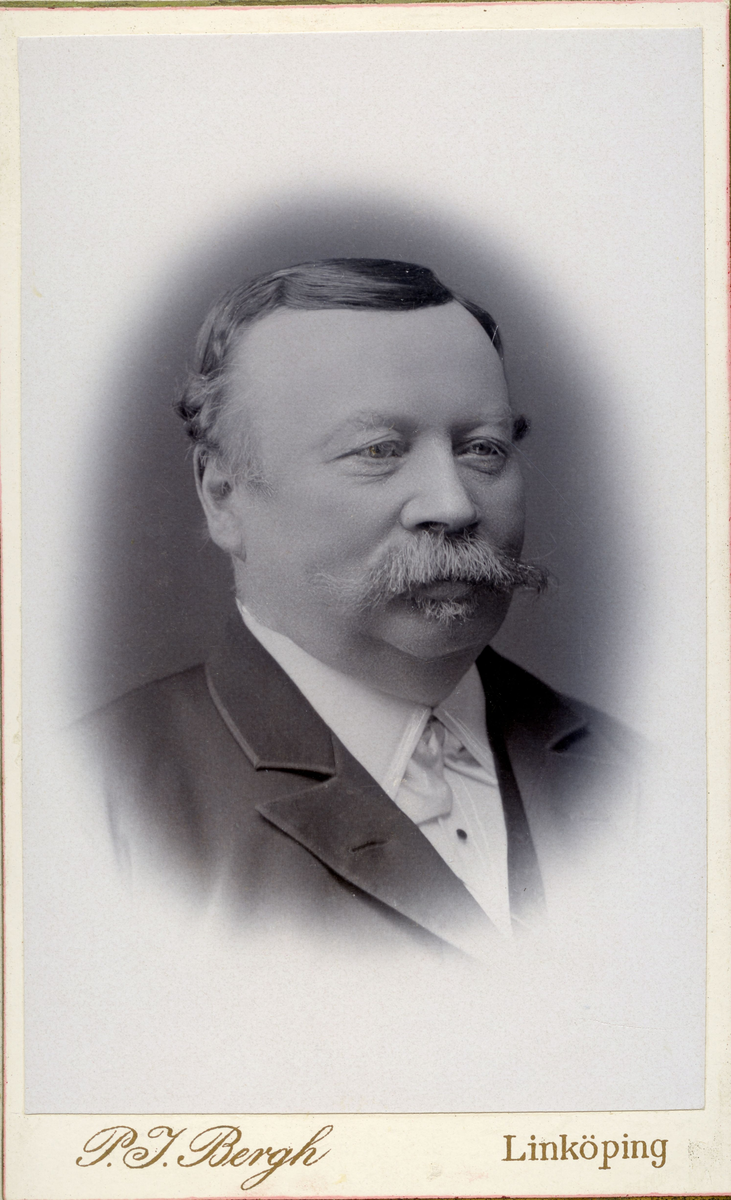 Carl Olivier Fornander, handlande i Linköping. Född 19 april 1829 i Döderhult socken. Gårdsägare till P1, sedemera Apoteket 5, numera i Apoteket 9. (I närheten av domkyrkogatan).Ägde gården tillsammans med Adolf Fredrik Kjellander från år 1864. 1896 ägde hans änka delen av gården. Carl Olivier död 12 september 1896 i Linköping Domkyrkoförsamlingen.
Gift 1871 med Sofia Amalia Wallberg, född 1849.  Sofia flyttade 21 oktober 1902 till Karlstad.