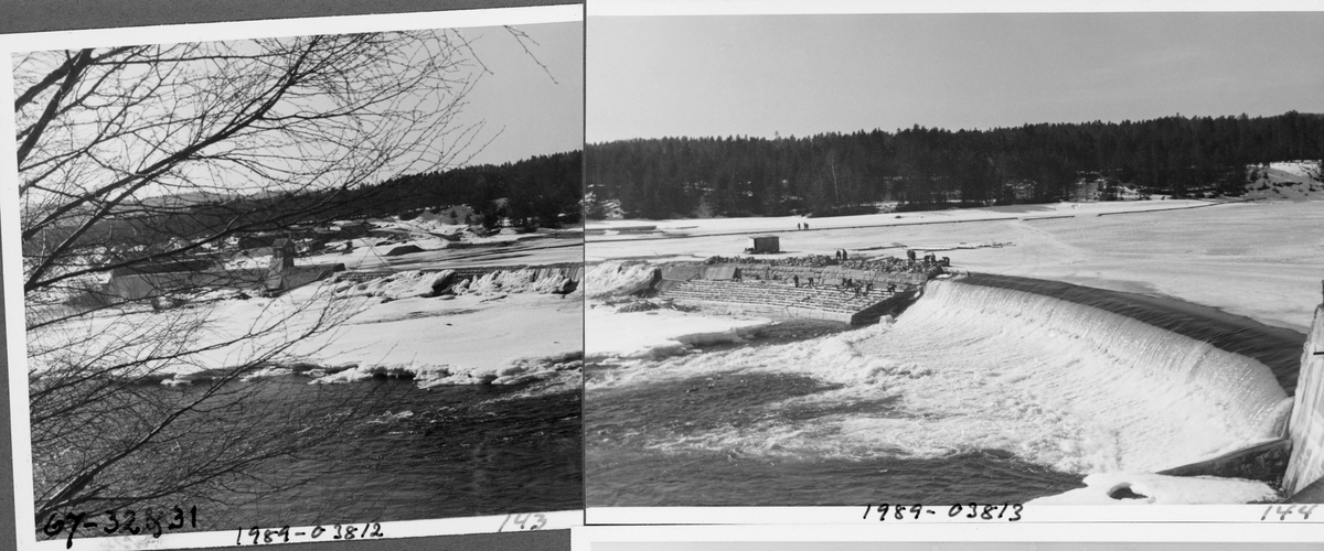 Kraftverksdammen ved Skjefstadfossen i Heradsbygda i Elverum fotografert en seinvinterdag mens den opprinnelige damkonstruksjonen var intakt.  Fotografiet er tatt fra den østre elvebredden, gjennom greinene på et bladløst lauvtre.  I forgrunnen gikk elva åpen.  Den vestre delen av elveleiet derimot var is- og snødekt.  Til venstre i bildet skimter vi inntaksdammen med tilhørende bygninger.  Derfra gikk det turbinrør de snaut 500 metrene ned til kraftstasjonene som lå lengre nede ved den vestre elvebredden.  Til høyre i bildeflatas midtsone ser vi den vestre delen av den bueformete terskeldammen ved fossen.  På land i bakgrunnen sto barskogen tett da fotografiet ble tatt.  I Glomma fellesfløtingsforenings album nr. 13 er en noe beskåret versjon av dette fotografiet klippet sammen med SJF. 1989-03912 til et vidvinkel- eller panoramabilde. 