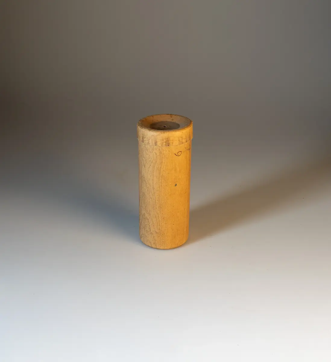 Parlograf med 3 tillhörande rullar. Apparaten består av en svart låda med handtag på sidorna av metall. Märkt framtill med "Parlograph" i guld. Välvt, löstagbart lock med handtag upptill. Vid reglagen märkt "CARL LINDSTRÖMS PARLOGRAPH, svensk uppfinning, Generalagent: AKTIEBOLAGET ERKI, Stockholm".