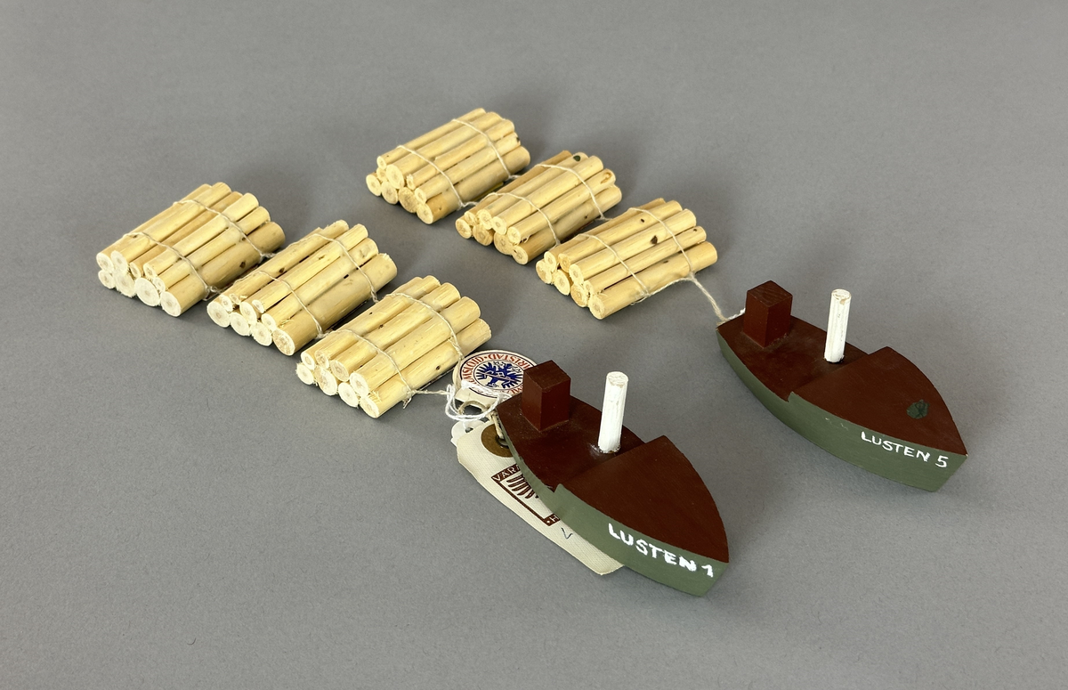 Två lustenbåtar med tre ihopbundna "timmerlänsor" efter sig.