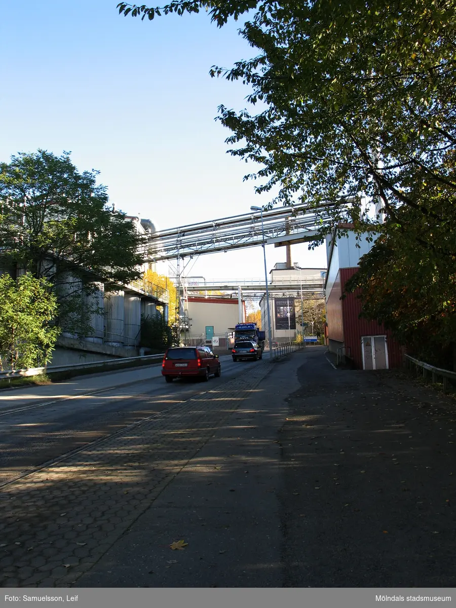 Byggnader vid Soabs industrianläggning på båda sidor om "Kråkan", Kvarnbygatan, i Mölndals Kvarnby, år 2007. Anläggningen användes vid fototillfället av Hexion Speciality Chemicals Sweden AB.