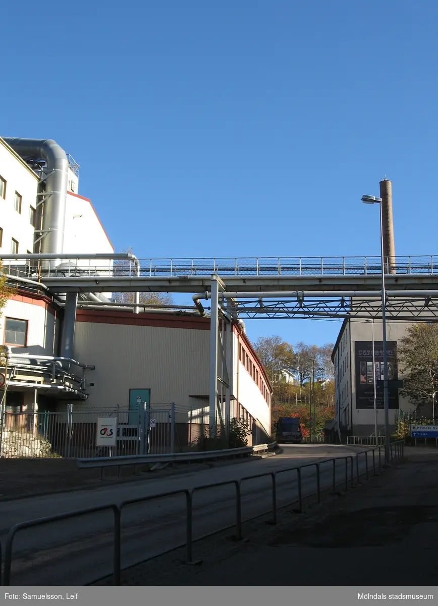 Vy från "Kråkan", Kvarnbygatan, mot byggnader vid Soabs industrianläggning i Mölndals Kvarnby, år 2007. Till höger byggnaden "Strumpan". Anläggningen användes vid fototillfället av Hexion Speciality Chemicals Sweden AB.