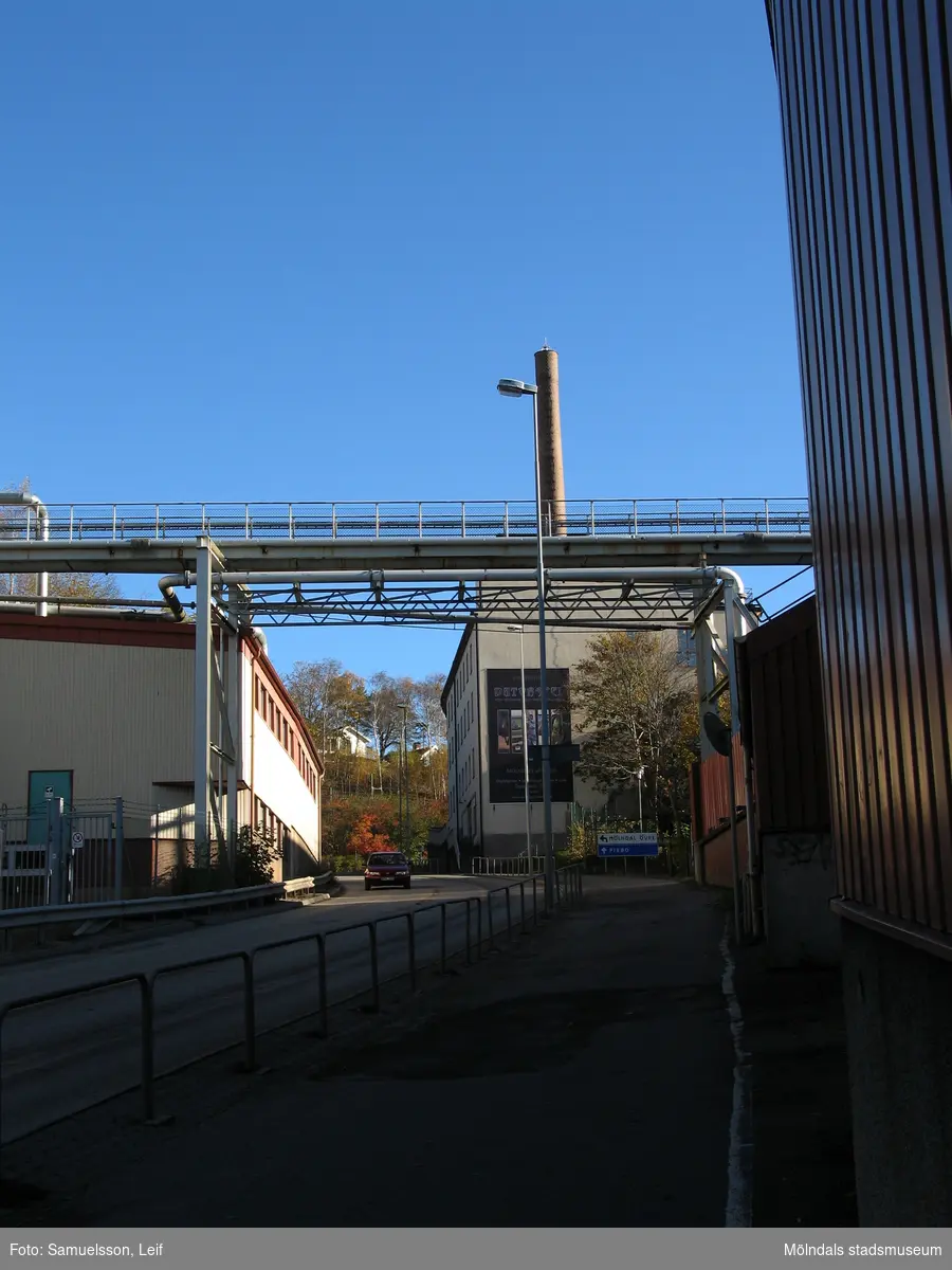 Byggnader vid Soabs industrianläggning på båda sidor om "Kråkan", Kvarnbygatan, i Mölndals Kvarnby, år 2007. Anläggningen användes vid fototillfället av Hexion Speciality Chemicals Sweden AB.