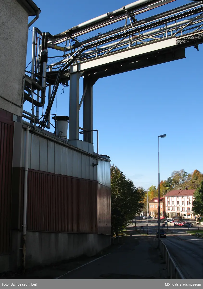 Vy från "Kråkan", Kvarnbygatan, mot Gamla torget. Till vänster byggnad vid Soabs industrianläggning i Mölndals Kvarnby, år 2007. Anläggningen användes vid fototillfället av Hexion Speciality Chemicals Sweden AB.