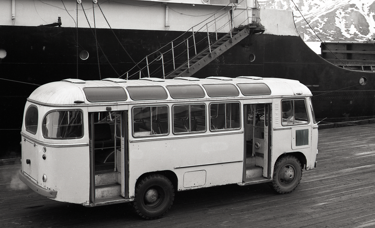 Kulturutveksling i Pyramiden, 1975. De norske gjestene ankom med Nordsyssel og det sovjetiske skipet "Evenk". Skipet til venstre er laste og passasjerbåten "Uryupinsk". 