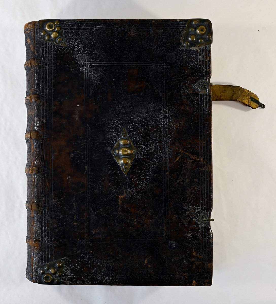 Fra protokollen: Fredrik II's bibel 1589, i skindbind med messingbeslag, med familieoptegnelse av H.P. Høllen, sogneprest til Gjerestad (se portræt i samlingen), hans søn kjøbmand i Skien Hans Smith og dennes søn, handelsmand i Skien Peder Hansen Smith, gift med Sarcha von Cappelen.