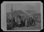 Folkmarknad i Västerås, foto ur Svenska folket sådant det ännu lever vid elfvon, på berg och i dalom. Litografi från 1865.