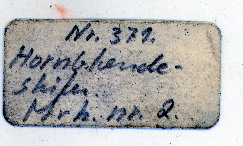 Bergskolens samling
Angitt i "Tillægs-Katalog til Sølvværkets Mineralsamling", Laurits Meinich 1865
under "5 Fahrter ned i Kongens Grube"

Etiketter:
406.
No. 2

406
No. 2
12 Ltr
1.4 mg

Nr. 372
Hornblendeskifer
Mrk. nr. 2

Nr. 371.
Hornblendeskifer
Mrk. nr. 2