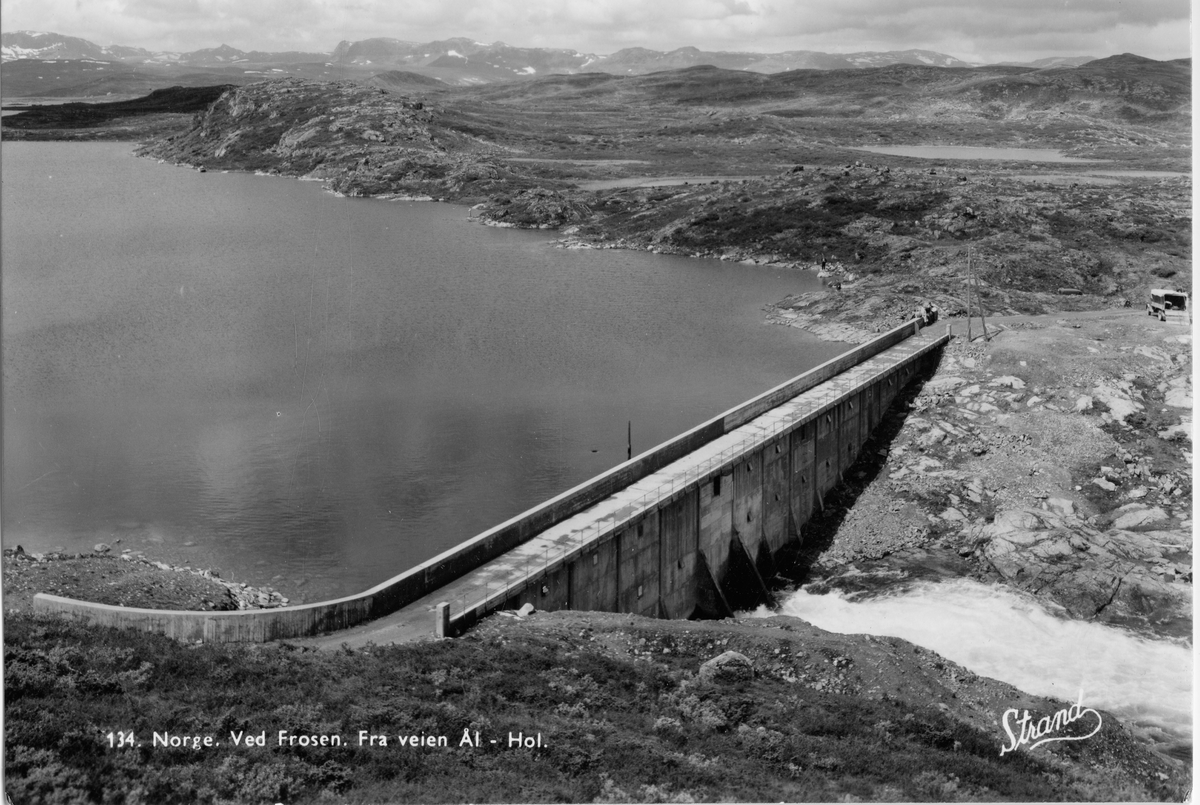 Oslo Lysverker. Dam ved Frosen på vegen mellom Ål og Hol. Prospektkort Strand nr 184