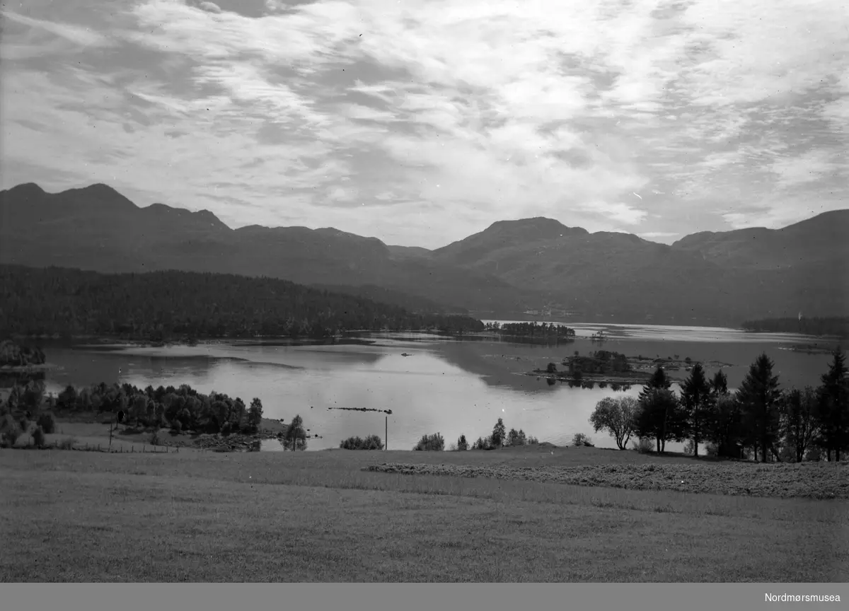 Landskapsbilde med fjell og fjorder. Det er ukjent hvor og når bildet er fotografert. Fra arkivet etter John Myren.