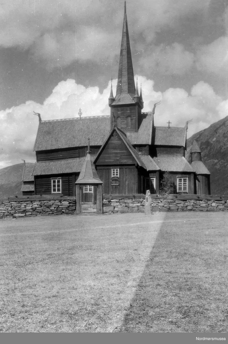 Foto trolig av Borgund kirke i Sogn og Fjordane. Datering er ukjent. Fra arkivet etter John Myren.