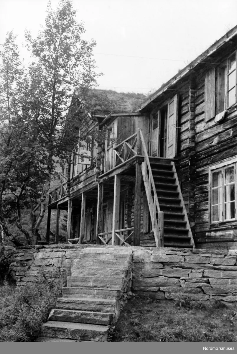 Foto inngangspartiet til en eldre fjellgård. Det er ukjent hvor og når bildet er fotografert. Fra arkivet etter John Myren.