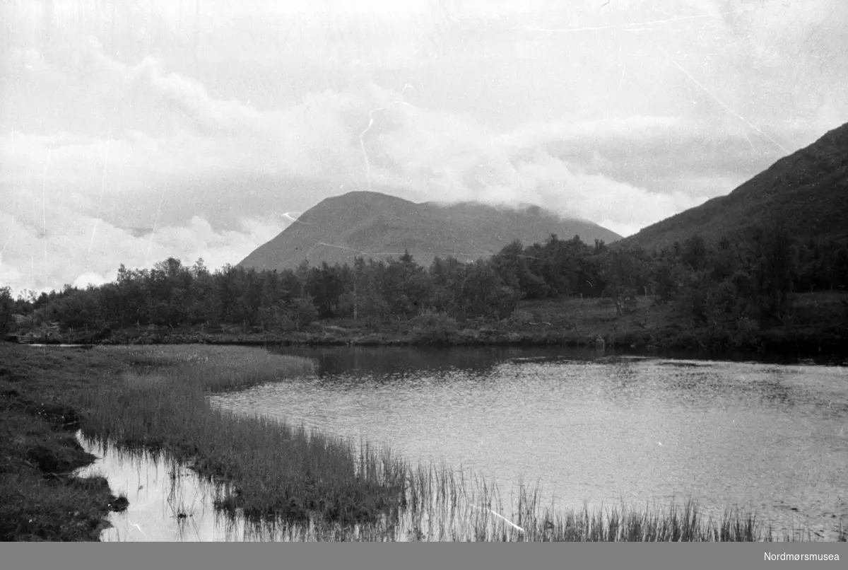 Naturlandskap med fjell og vatn. Fra arkivet etter John Myren.