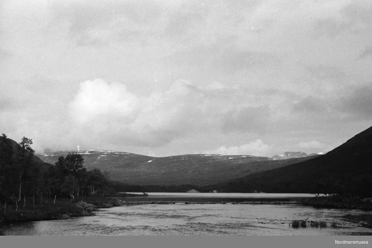 Landskapsbilde med fjell og sjø. Fra arkivet etter John Myren.