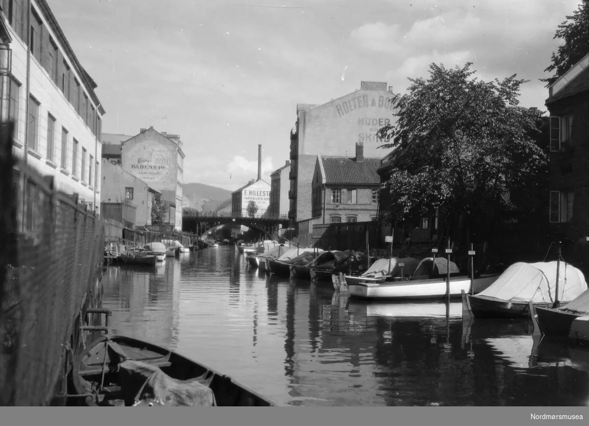 Akerselva i Oslo. Her ser vi bl.a. Holter & Borgen Huder og skind og E. Hillestad farveri og kem. renseri. Fra arkivet etter John Myren.