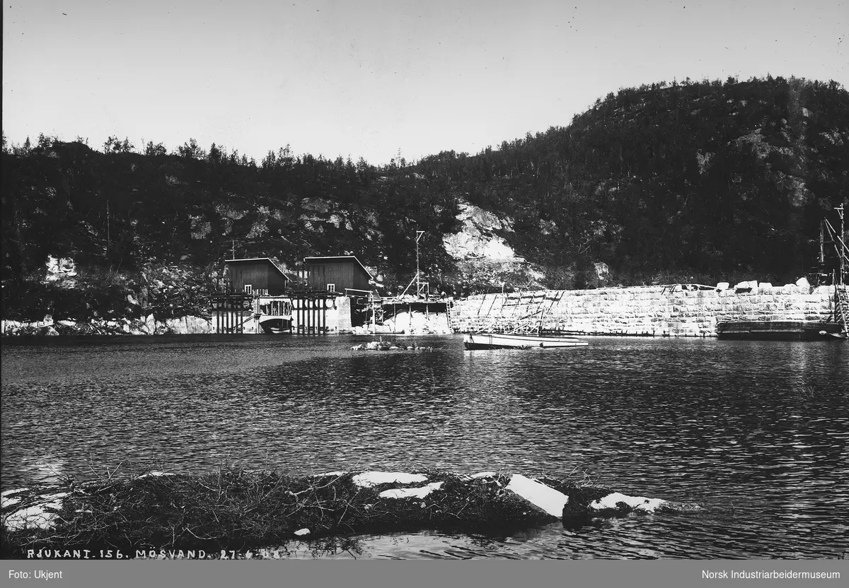 Møsvannsdammen under bygging. Lukehus i tre er bygget på dammens nordside.