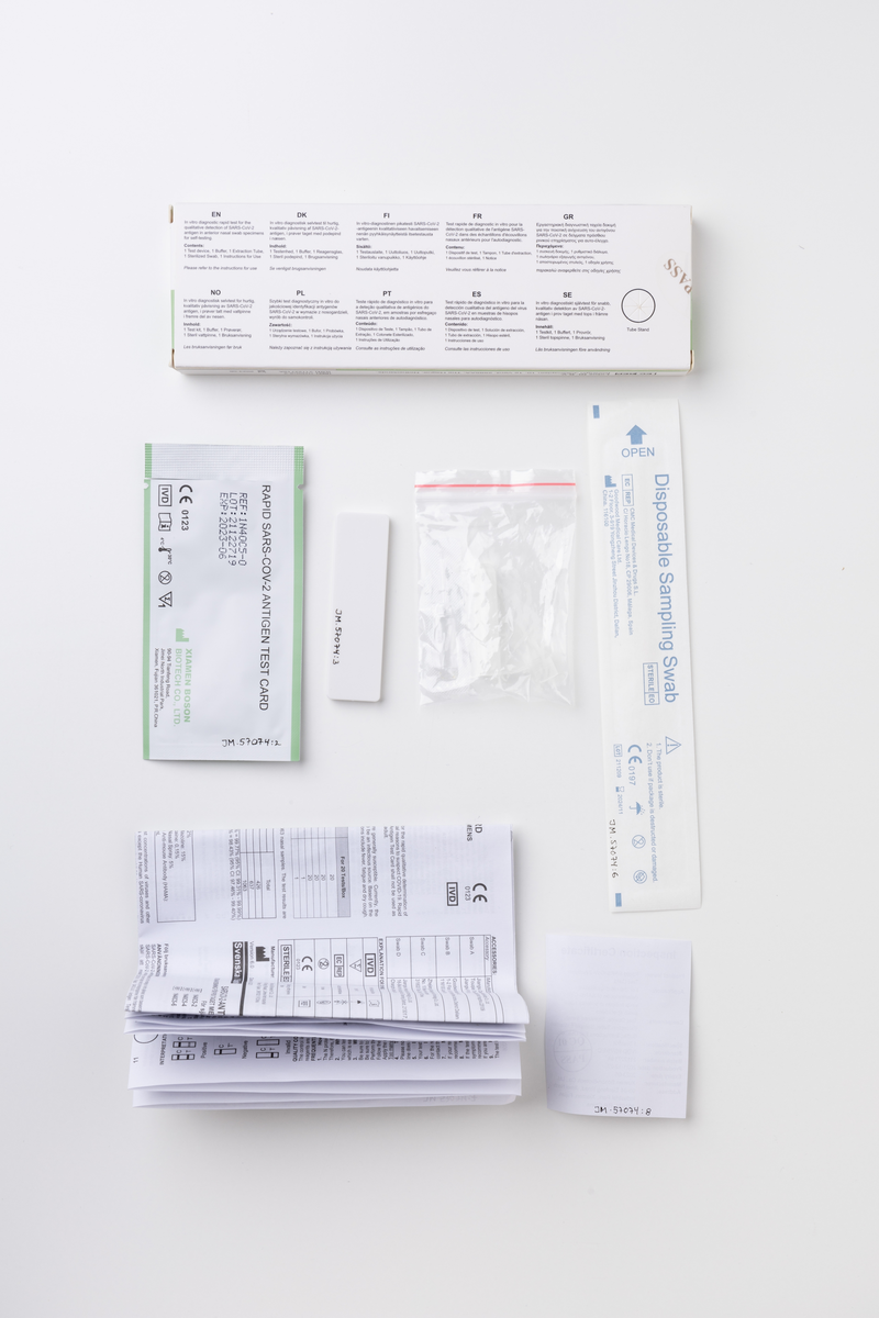 Provtagningskit för test av Covid-19. Pappersförpackning med innehåll. Oanvänd. Tryckt text på förpackningen: "BOSON BIOTECH Rapid SARS-CoV-2 Antigen Test Card", "COVID-19", "CE".

1. Förpackning av papper.
2. Foliepåse till testkassett (förseglingen har öppnats vid registreringen).
3. Testkasesett (testkit) av plast (i förseglad foliepåse vid förvärvet).
4. Extrationslösning, provtagningsvätska (buffert) i förseglad plastbehållare. Placerat i plastpåse med provrör.
5. Extrationsrör (provrör) och lock av plast. Placerat i plastpåse med buffert.
6. Steril topspinne i förseglad förpackning.
7. Bruksanvisning.
8. Inspektionscertifikat av papper.