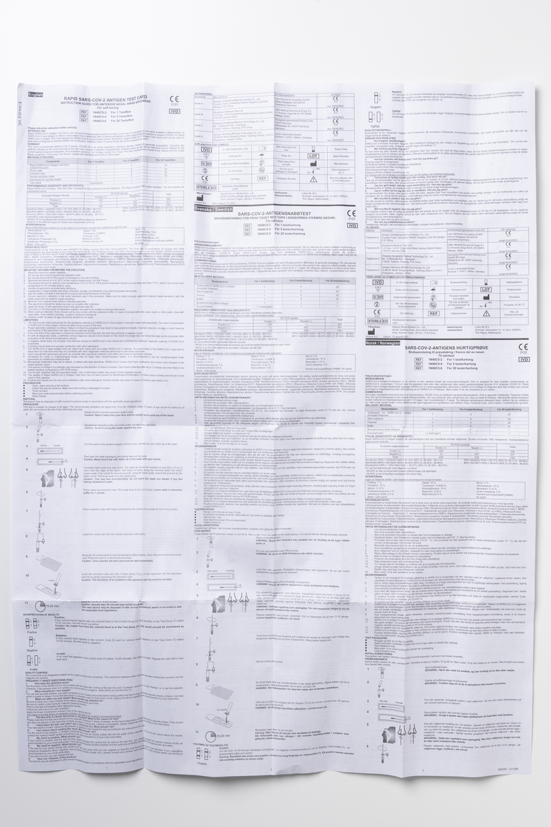 Provtagningskit för test av Covid-19. Pappersförpackning med innehåll. Oanvänd. Tryckt text på förpackningen: "BOSON BIOTECH Rapid SARS-CoV-2 Antigen Test Card", "COVID-19", "CE".

1. Förpackning av papper.
2. Foliepåse till testkassett (förseglingen har öppnats vid registreringen).
3. Testkasesett (testkit) av plast (i förseglad foliepåse vid förvärvet).
4. Extrationslösning, provtagningsvätska (buffert) i förseglad plastbehållare. Placerat i plastpåse med provrör.
5. Extrationsrör (provrör) och lock av plast. Placerat i plastpåse med buffert.
6. Steril topspinne i förseglad förpackning.
7. Bruksanvisning.
8. Inspektionscertifikat av papper.