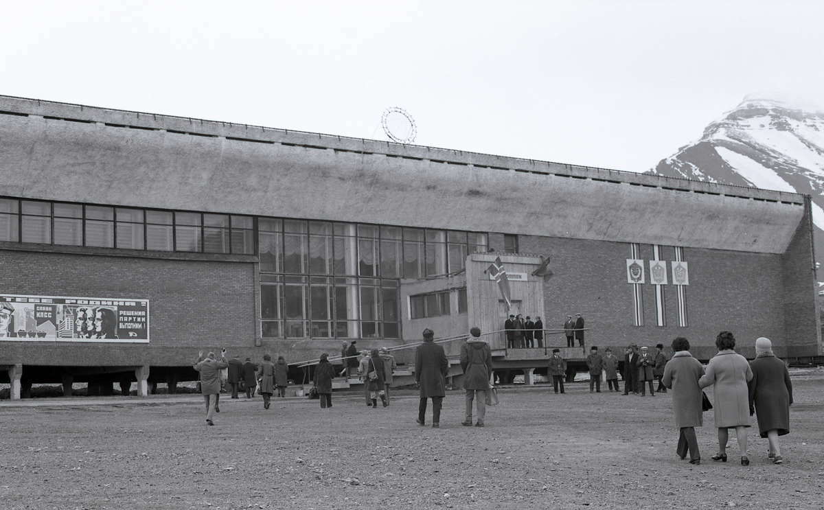Kulturutveksling i Pyramiden, 1975. Kulturhuset. 