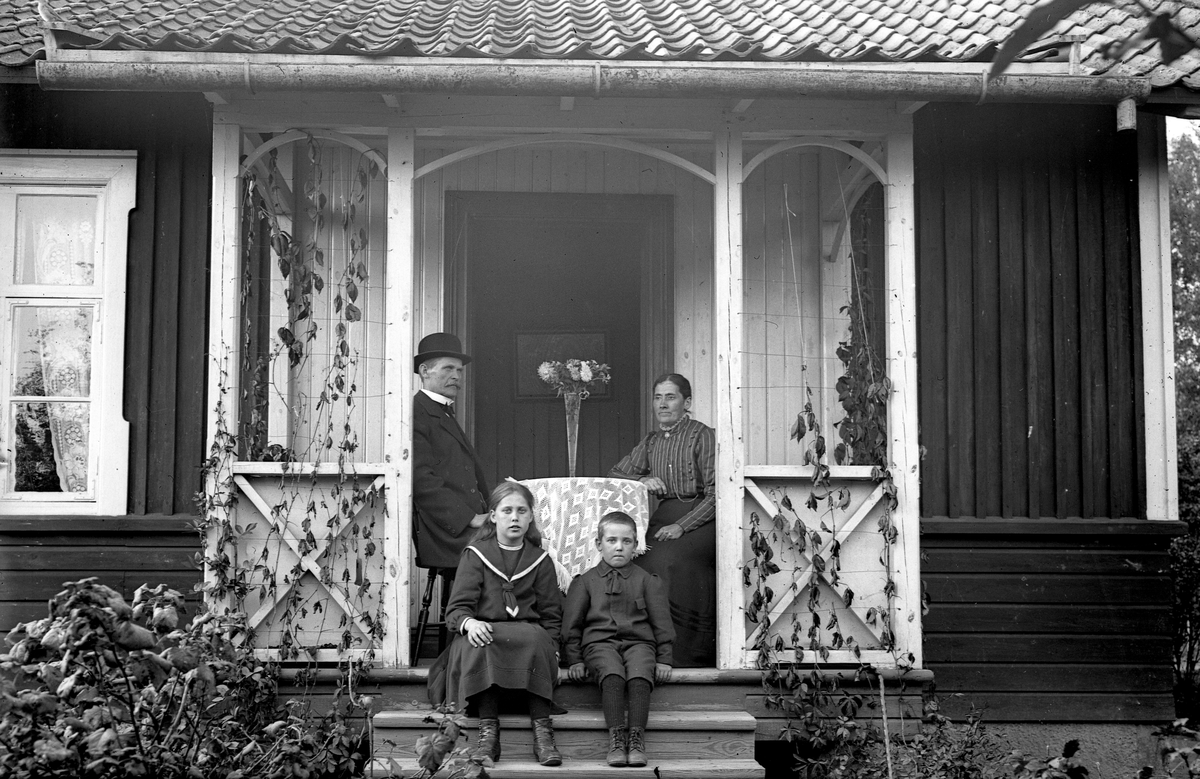 Familj på veranda