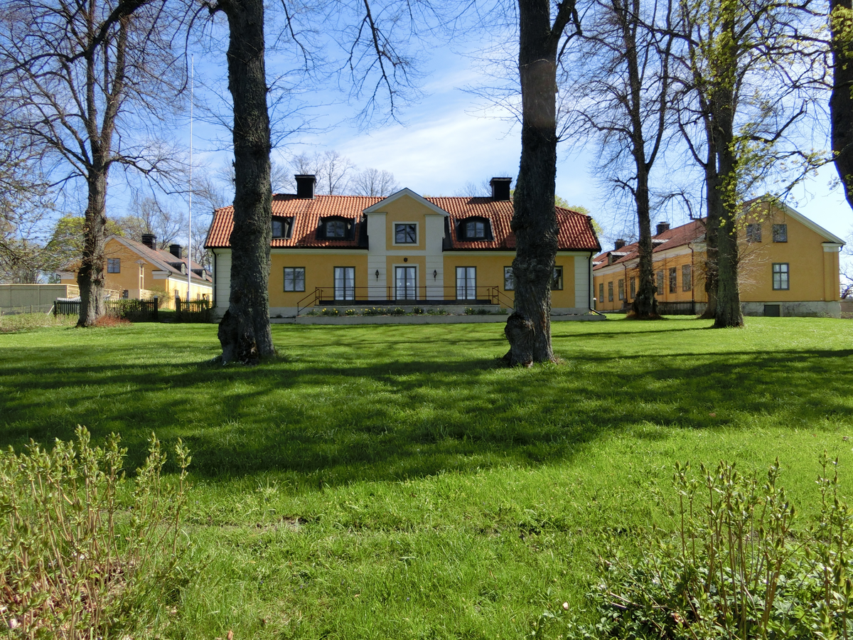 Huvudbyggnad med flygelbyggnader, Kvallsta gård, Östuna socken, Uppland 2018