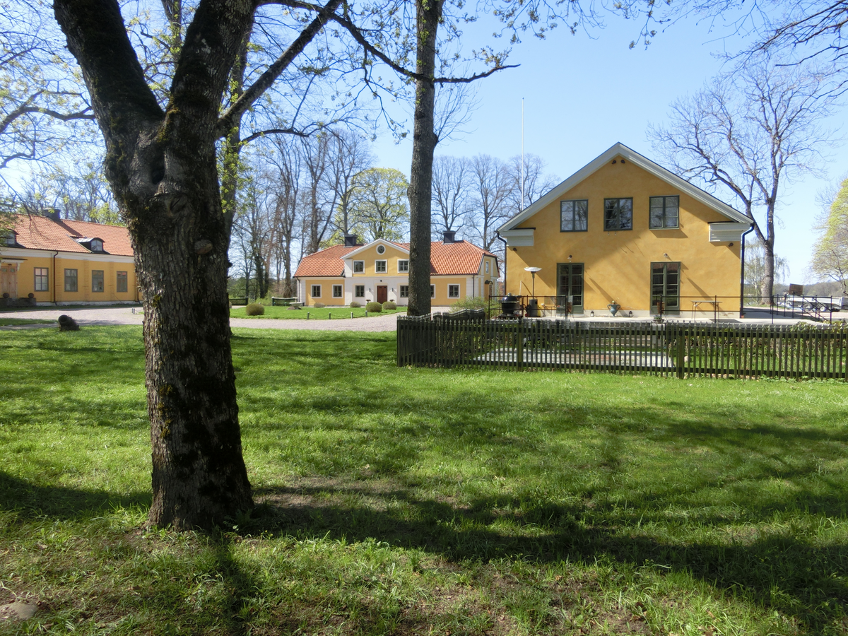 Huvudbyggnad med flygelbyggnader, Kvallsta gård, Östuna socken, Uppland 2018