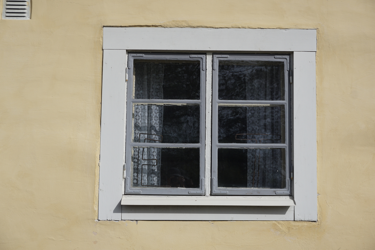 Fönster i smedsbostaden, Österbybruk 1:360, Film socken, Uppland 2020