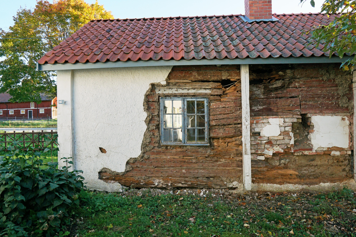 Skador på flygelbyggnad, Veckholms gamla prästgård, Veckholm 1:10, Veckholms socken, Uppland 2023