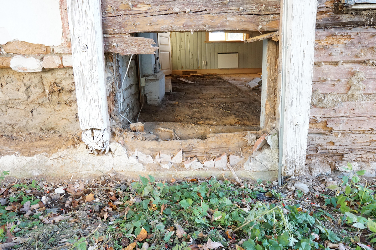 Skador på flygelbyggnad, Veckholms gamla prästgård, Veckholm 1:10, Veckholms socken, Uppland 2023