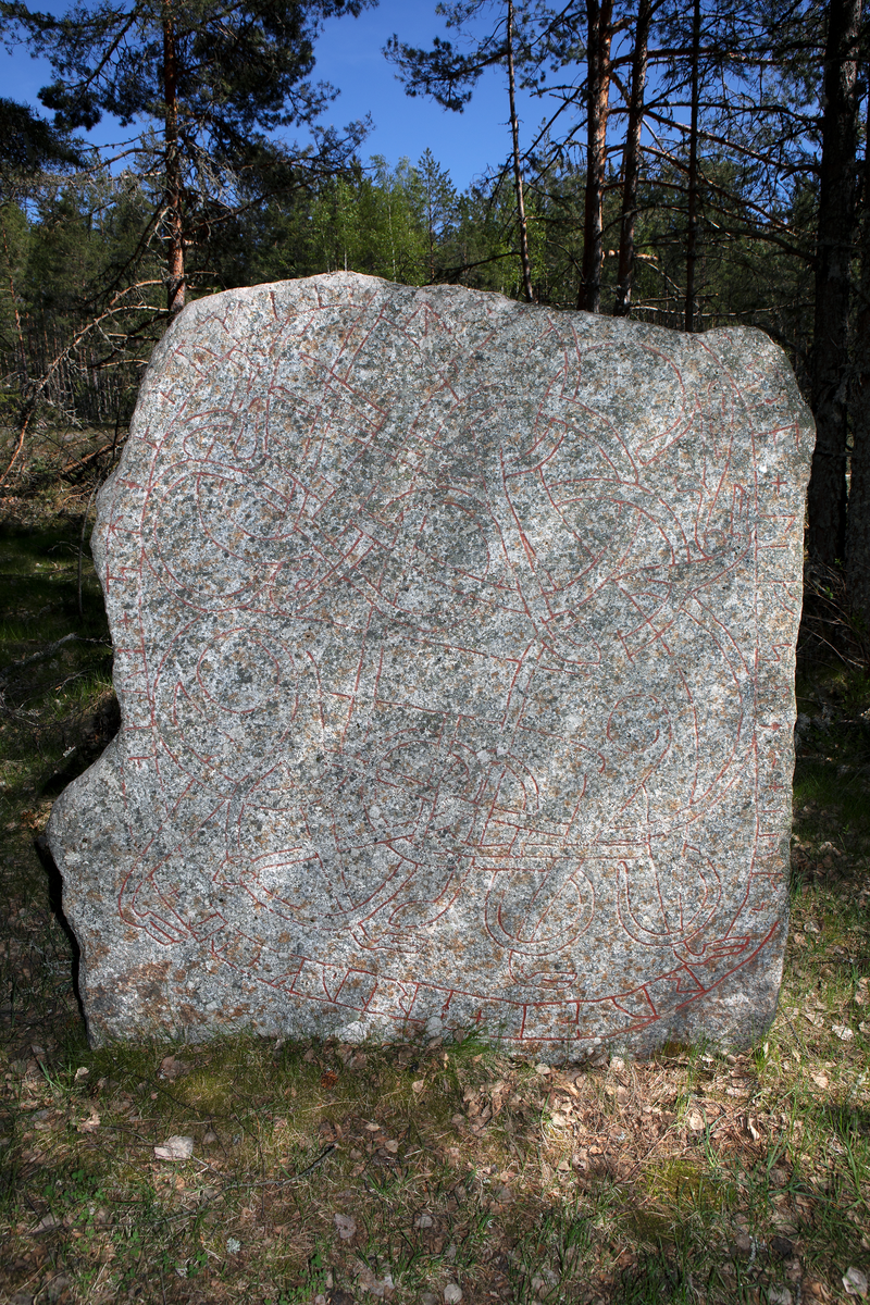 Runsten U 1164, Stora Runhällen, Västerlövsta socken, Uppland 2024