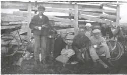 Folk med nistemat på sykkeltur, Uthaug