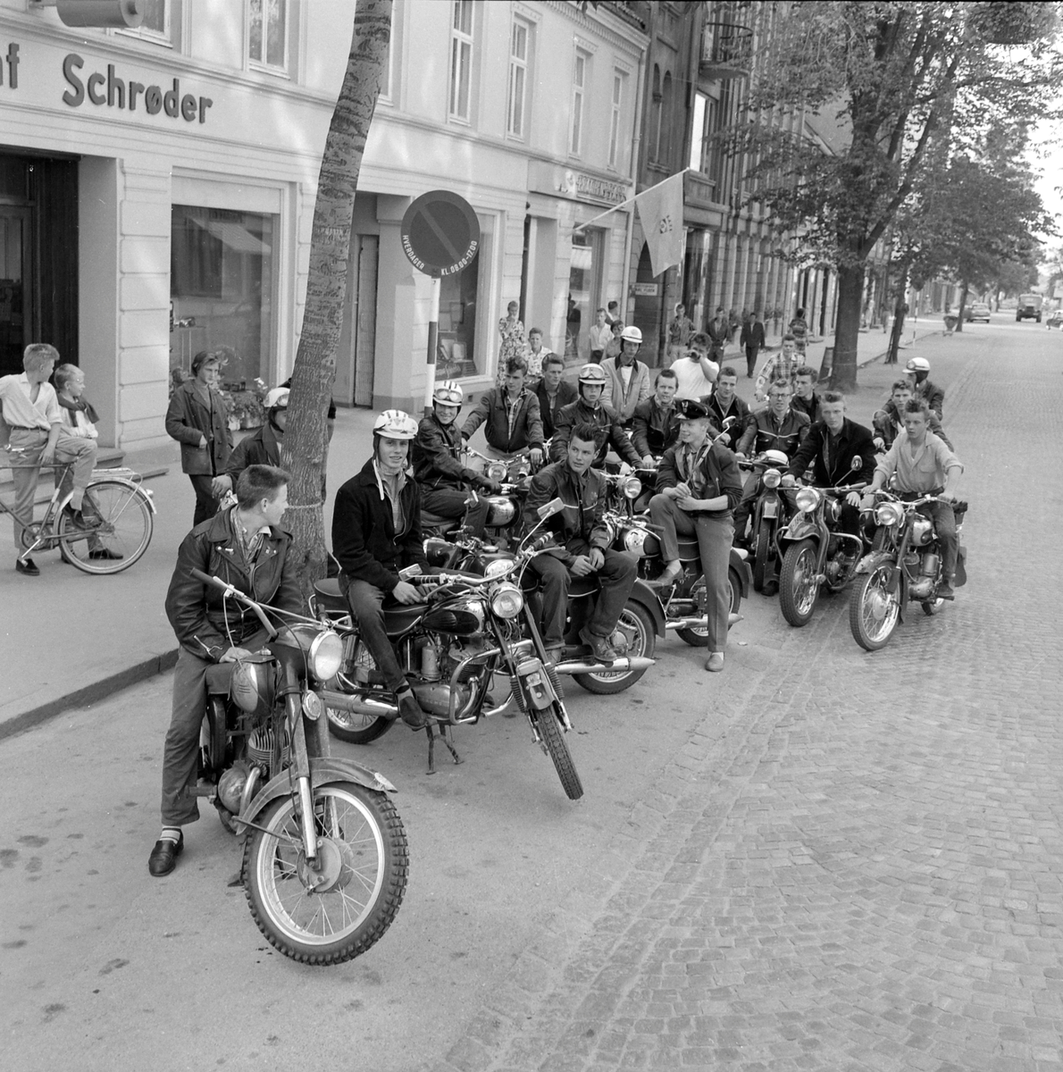 Ungdommer på motorsykkel utenfor Fotograf Schrøder
