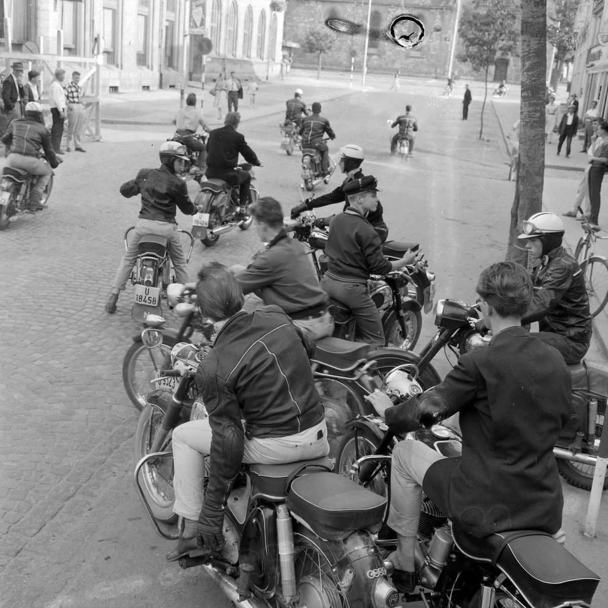 Ungdommer på motorsykkel utenfor Fotograf Schrøder
