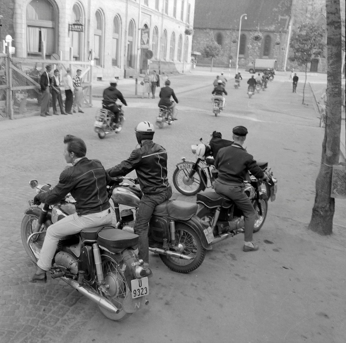 Ungdommer på motorsykkel utenfor Fotograf Schrøder