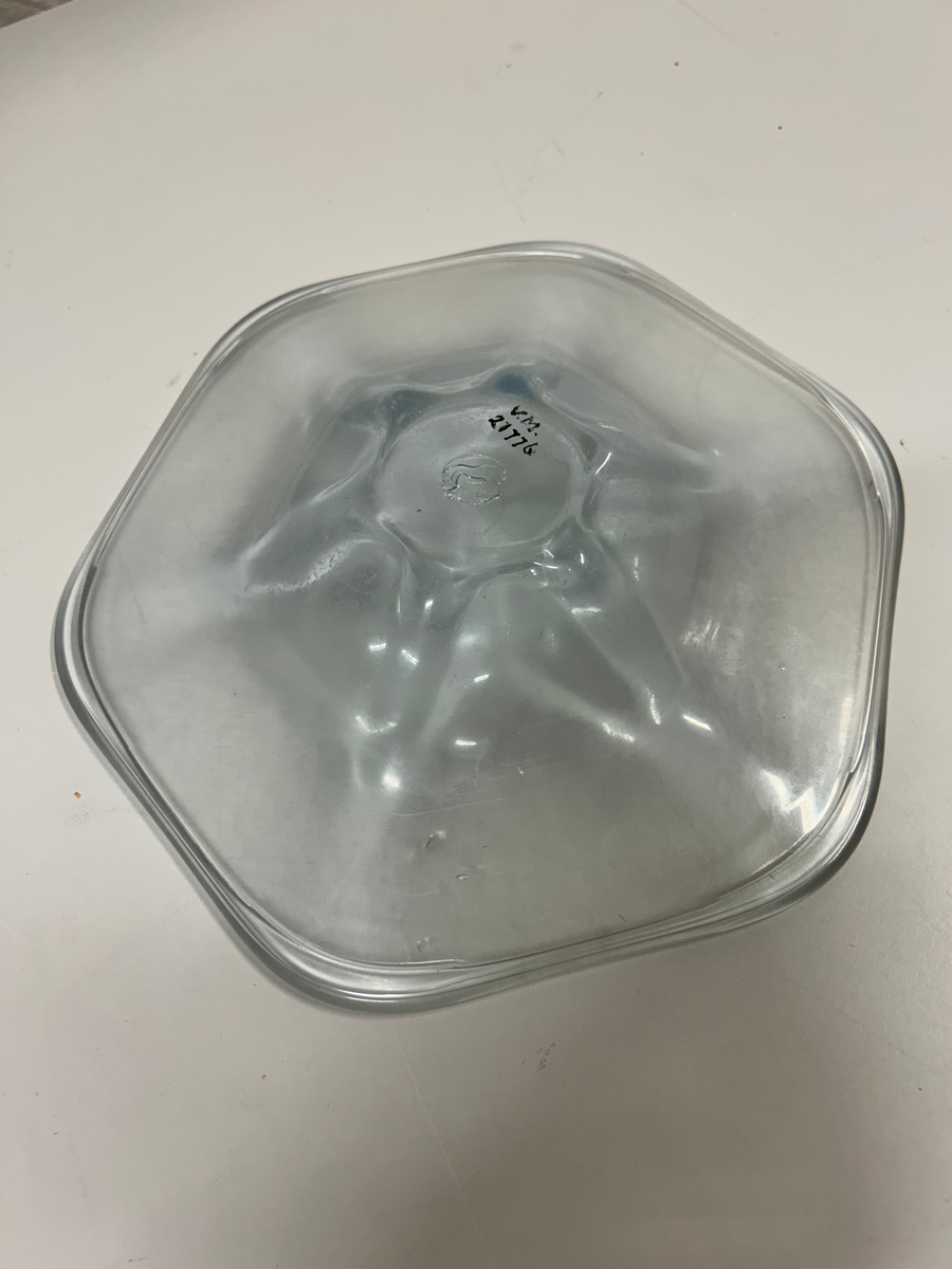Blåtonat glas, sexkantig med fördjupning i mitten.