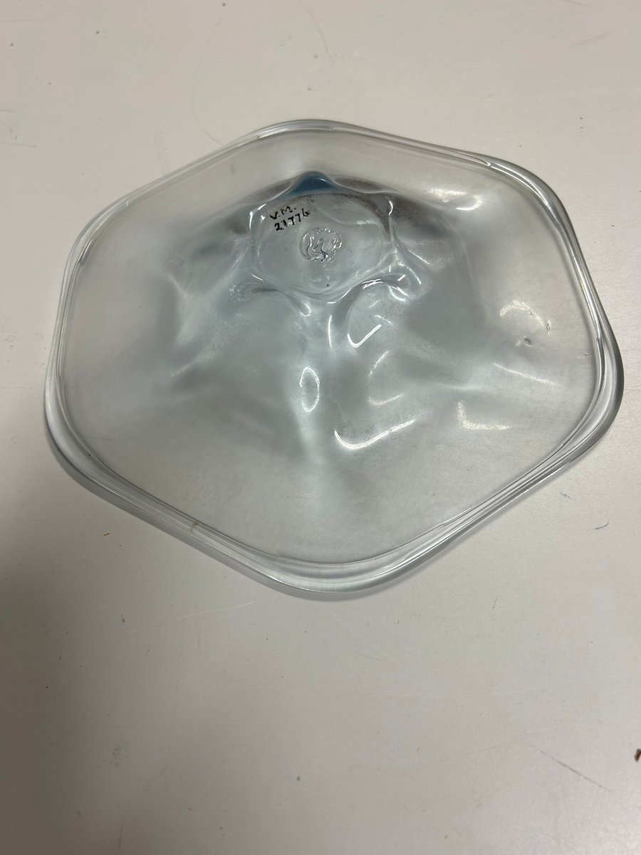 Blåtonat glas, sexkantig med fördjupning i mitten.
