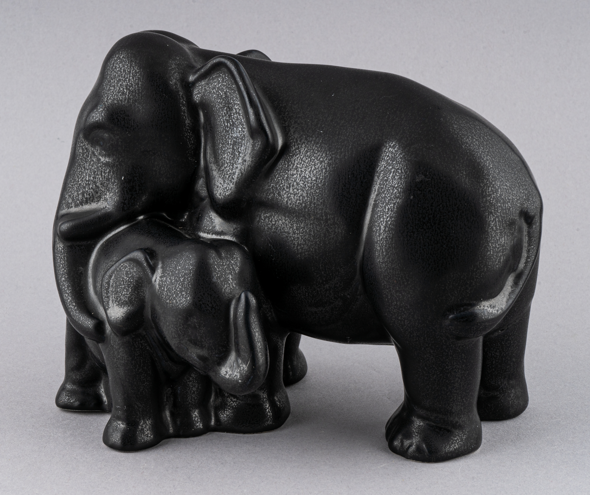 Figurin av flintgods formgiven av Dorothy Clough för Gefle Porslin 1956. Glasyr Mangania. En elefant med sin kalv.