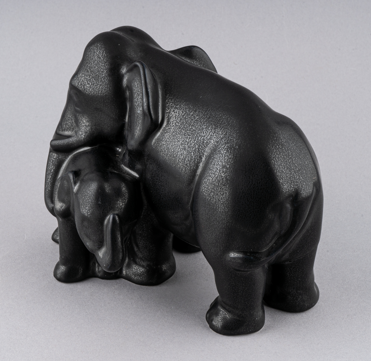 Figurin av flintgods formgiven av Dorothy Clough för Gefle Porslin 1956. Glasyr Mangania. En elefant med sin kalv.