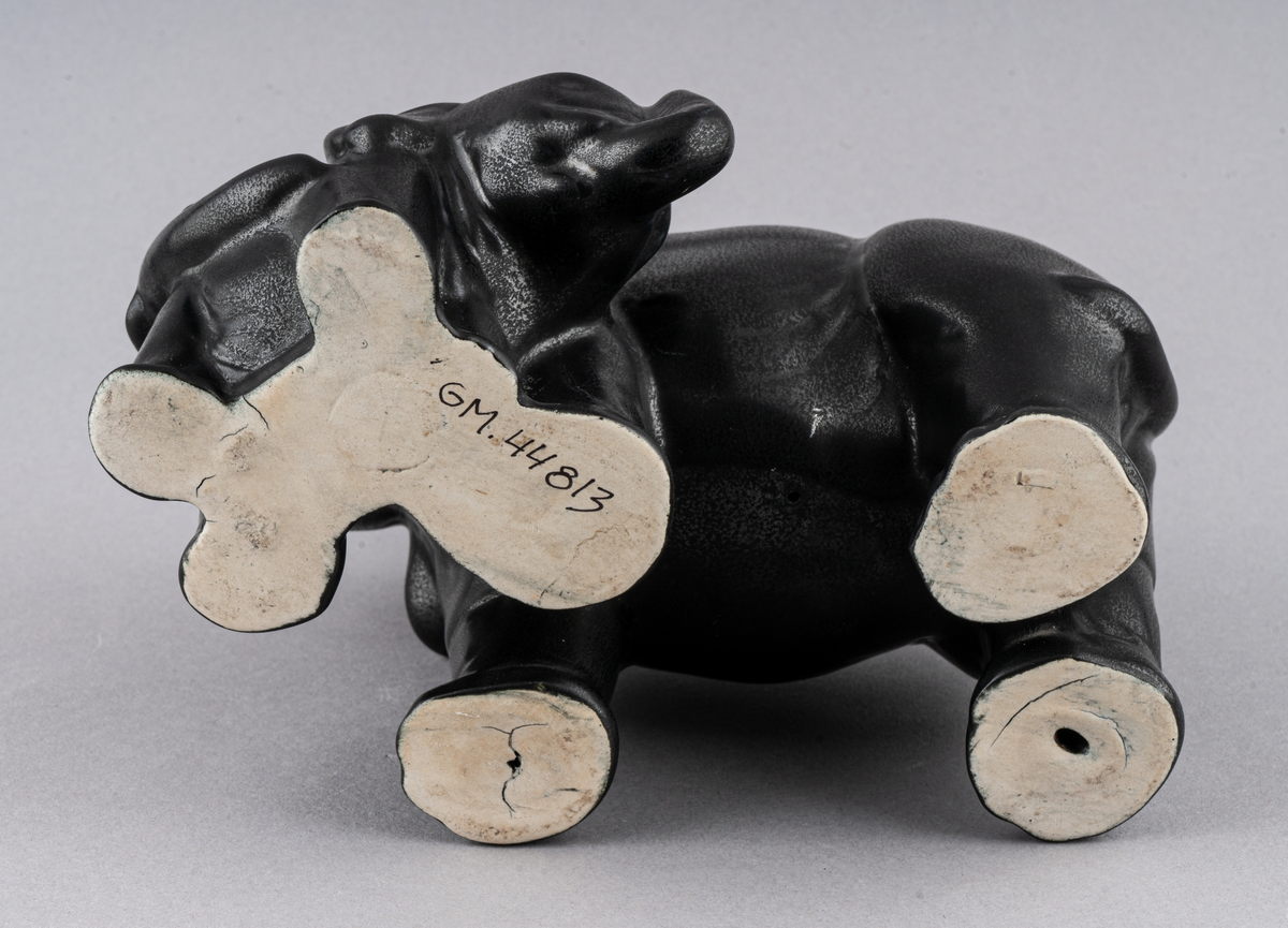 Figurin av flintgods formgiven av Dorothy Clough för Gefle Porslin 1956. Glasyr Mangania. En elefant med sin kalv.