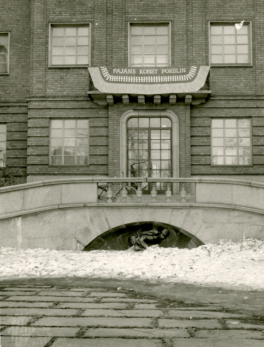 Ida Matton var konstnär, främst skulptör, och som sådan verksam i Paris under större delen av sitt vuxna liv. Hon var den enda kvinnliga skulptören som fick medalj i skulpturgruppen i den svenska paviljongen på Världsutställningen i Chicago 1893 och den första utländska skulptören som blev ledamot av styrelsen för l&apos;Union des Femmes Peintres et Sculpteurs. Vidare var hon den enda kvinnliga konstnären i den svenska kolonin i Paris som blev Officier d&apos;académie samt den första utländska kvinnliga skulptören som hedrades med en retrospektiv utställning i Grand Palais 1930.