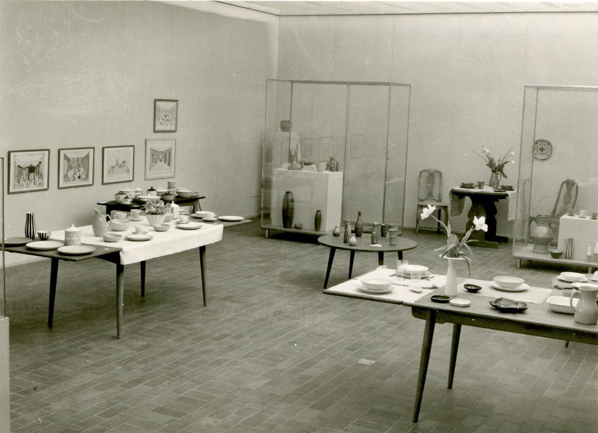 Utställningshallen med keramik från Bo Fajans, Gefle Museum 24/4 - 4/5 1956. På väggen hänger tavlor av Josabeth Sjöberg.