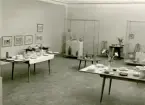 Utställningshallen med keramik från Bo Fajans, Gefle Museum 24/4 - 4/5 1956. På väggen hänger tavlor av Josabeth Sjöberg.