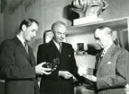 Bo Fajans 75 år, retrospektiv utställning med keramiska föremål, Gefle Museeum 18/11 - 5/12 1949. Från vänster i bild: okänd man, Evald Dahlskog och Gösta Boberg.