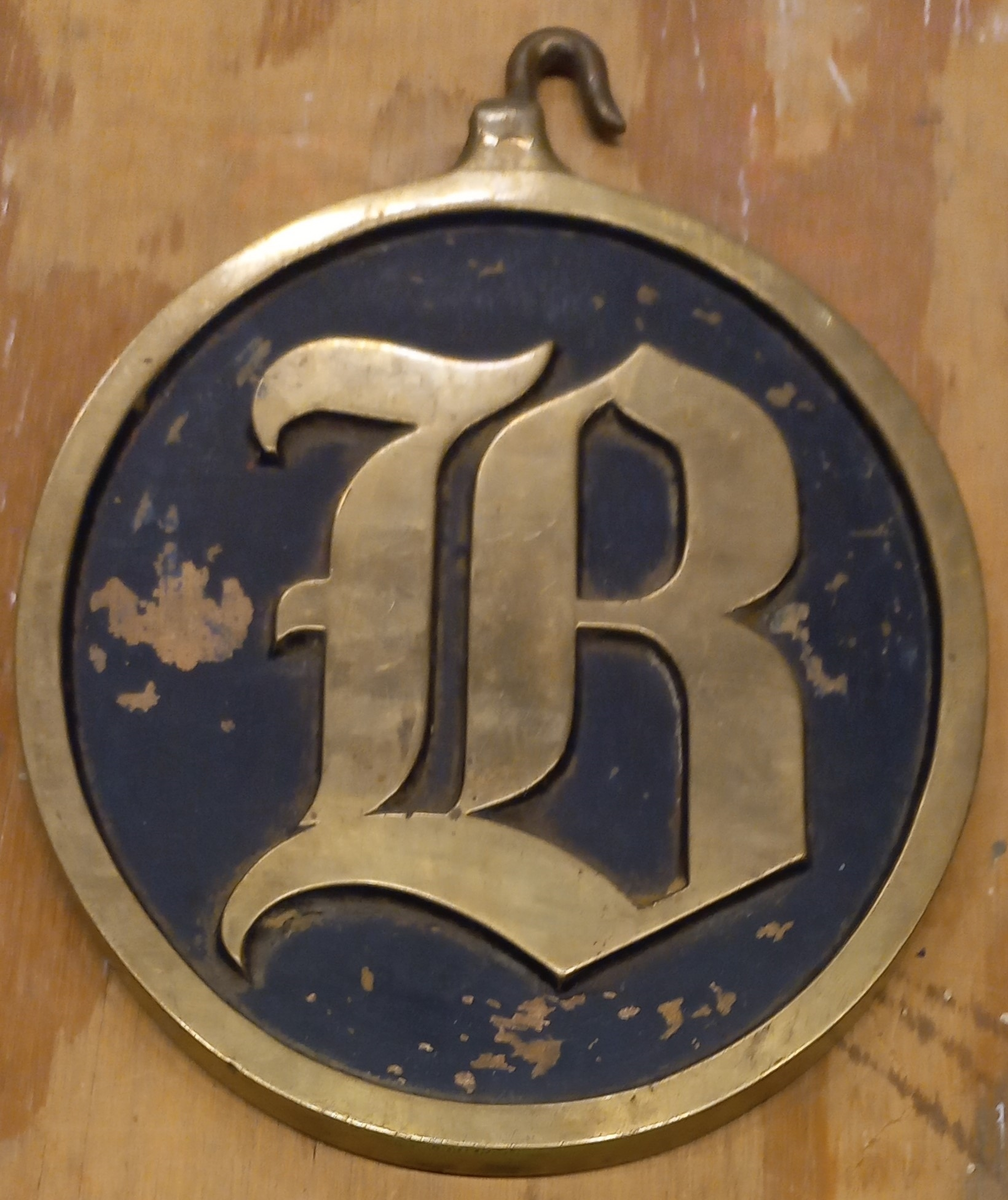 Vaktbricka med upphängningshake, vridbar. B å ena och S å andra sidan.

1) Blå botten, i övrigt blank. Tillhört 3 kl. pb. Ulf.
2) Blå botten, i övrigt blank, Tillhört  3 kl. pb. Folke.
3) S å grön, B å röd botten. I övrigt blank.
4) och
5) Mörkblå botten. I övrigt blank.




1) Tillh. 3:c kl. pb. Ulf.
2) Tillh. ?      ?    ?     Folke.Föremålets form: oval