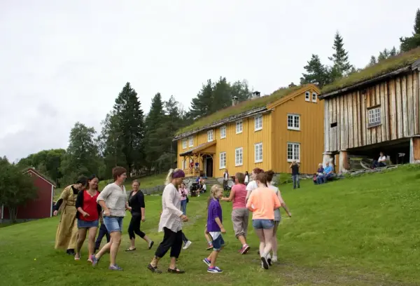 Folkedans på tunet i Tingvollia