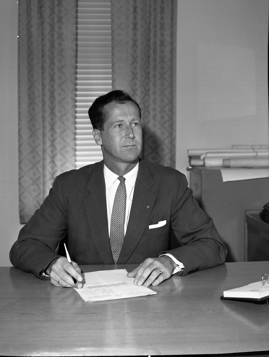 Sven Lauritz Rodtwitt overtok direktørstillingen på Tangen Verft 1.desember 1959. Han hadde skipsingeniøreksamen fra NTH i 1946.
Henrik Schlanbusch hadde takket ja til stilling på Aker Verft. 20.august 1962 ble Schlanbusch igjen direktør på Tangen Verft og Rodtwitt overtok hans stilling ved Aker Verft.